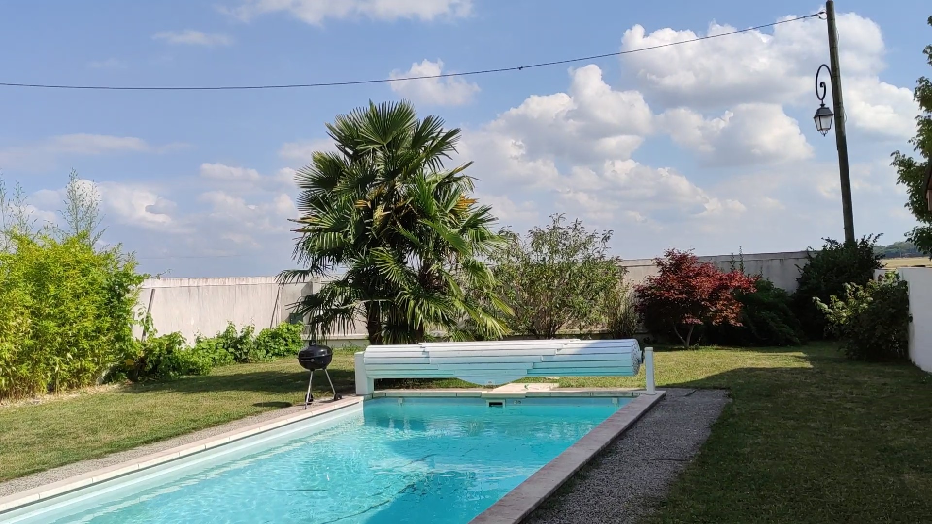jardin et piscine vue de la maison